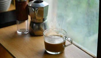 Ranná káva nalačno: Zdravý štart alebo tichý zabijak žalúdka?