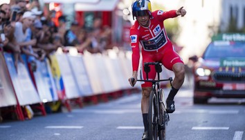 Slovinec Roglič oslavovat štvrtý celkový triumf na Vuelte. Vyrovnal historický rekord Španiela Herasa