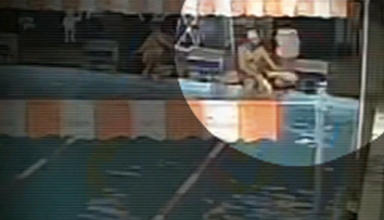 Žena po plávaní v bazéne zomrela, manžel skončil v nemocnici. Hospitalizovali aj niekoľkých študentov