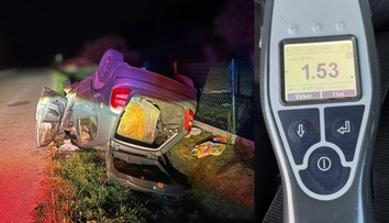 Vodič skončil s autom na streche. Policajti neverili vlastným očiam