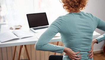 Dlhé sedenie ničí chrbticu. Fyzioterapeut radí jednoduché cviky, ktoré pomôžu už za pár minút denne