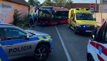 Autobus MHD v Bratislave zrazil chodkyňu. Žena zraneniam na mieste podľahla