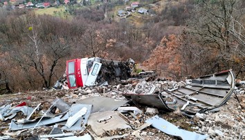 FOTO: Pri Jablonove nad Turňou odstránili poškodený vozeň z októbrovej zrážky vlakov
