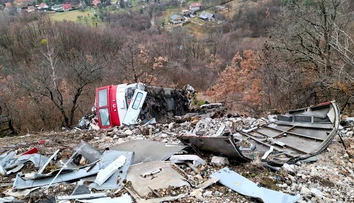FOTO: Pri Jablonove nad Turňou odstránili poškodený vozeň z októbrovej zrážky vlakov