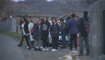 Do pôvodnej školy ich nepustili, a tak musia dochádzať takmer hodinu. Deti z osady v Malom Slivníku sa vrátili do lavíc