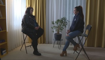 Naháňal ju so sekerou a hovoril, že on sám je satan. Týraná žena má strach o život a prosí o pomoc