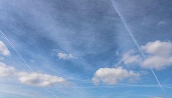 Tretina Slovákov má podľa prieskumu sklony veriť konšpiračným teóriám. Najviac u nich bodujú chemtrails