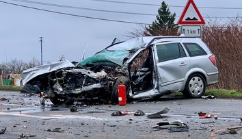 Čelná zrážka na strednom Slovensku. Kamión ostal mimo cesty, auto prišlo o prednú časť