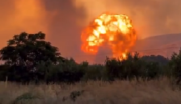 Mohutné výbuchy pri požiaroch v Grécku. Plamene zasiahli aj muničný sklad