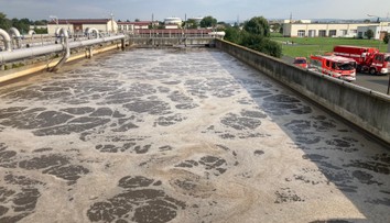 Českí policajní potápači absolvovali netradičné cvičenie. Ponárali sa do nádrže s fekáliami