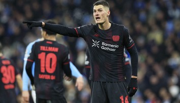 Mama slávneho českého futbalistu mala nehodu. Škody vznikli aj na policajných autách