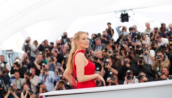 Blake Lively v červenom overale. Podprsenku nechala doma