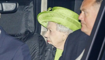 Kráľovná Alžbeta umlčala dohady o jej zdravotnom stave. Ukázala sa na dvojitom krste vnúčat