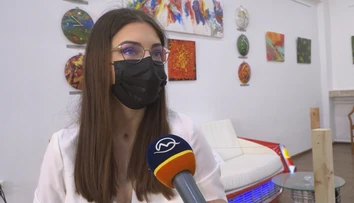 Pred rokmi záhadne ochrnula na Cypre, teraz sa jej splnil sen. Miškine obrazy vystavujú v Nových Zámkoch