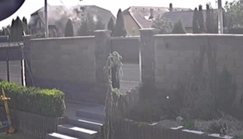 VIDEO: Explózia vyrazila strešné okno, ulicou sa ozval ohlušujúci tresk. Exkluzívne zábery výbuchu domu pri Košiciach