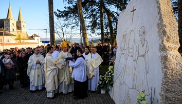 Od tragédie, ktorá otriasla Slovenskom, prešli dva roky. Na Spiši požehnali pamätník trom dievčatám
