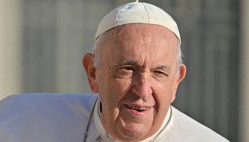 Pápežov stav sa mierne zlepšil, prežil pokojnú noc. Stále však nie je z najhoršieho vonku