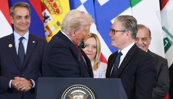 VIDEO: Ponižujúci moment pre britského premiéra. Cúvajúci Starmer sa stal terčom vtipov