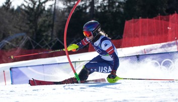 Olympijské zlato v slalome oslavuje Mikaela Shiffrinová s výrazným náskokom. Petra Vlhová si vylepšila pozíciu