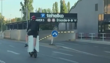 VIDEO: Bláznivá jazda v Bratislave. Muž prevážal chladničku na elektrickej kolobežke