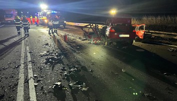 Dvaja mŕtvi po mrazivej nehode na diaľnici D1. Po čelnej zrážke s kamiónom nemali šancu