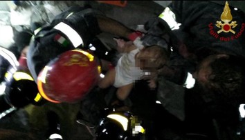 Zázrak! V troskách zničeného domu našli sedemmesačné bábätko aj jeho bratov