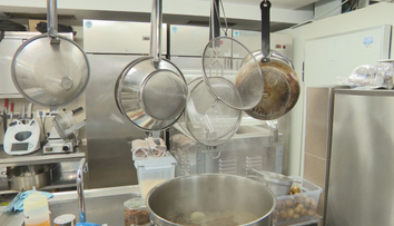 Bol právnikom, dnes stojí pri sporáku. Aj takto končia niektorí odborníci na Slovensku