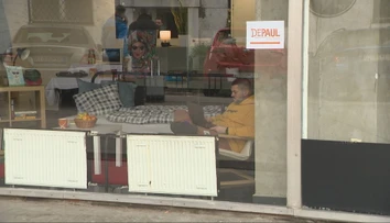 Ľudia bez domova žijú na ulici ako vo výklade. Známe osobnosti si vyskúšali, aké to je