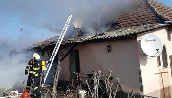 Požiar domu v Komjaticiach. Jeden mŕtvy a 12 evakuovaných