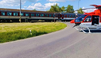 Vlak sa zrazil s autom plným ľudí: Medzi zranenými sú aj deti