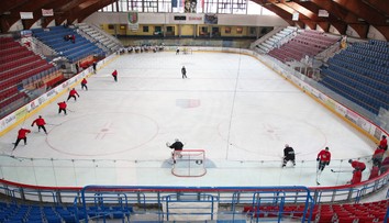 Mladí hokejisti si dali na prilby nálepky ĽSNS: Vedenie klubu oznámilo trest