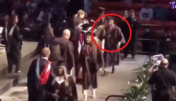 Chcel zažiariť, no takmer sa dolámal. Nepodarené salto z promócie je hitom internetu