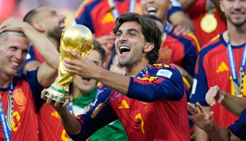 Futbal triumfoval nad brutalitou, Torres zlomil srdce Messimu. Tu sú ohlasy svetových médií na finále