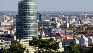 Tvrdí, že má platné oprávnenie. NBS upozorňuje, že na Slovensku tieto služby poskytovať nesmie