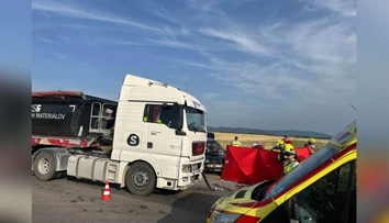 FOTO: Pri Trnave sa auto zrazilo s kamiónom. Na miesto privolali vrtuľník