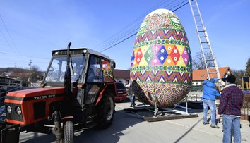 Najväčšia kraslica na Slovensku je v Lemešanoch: Zdobili ju vrchnákmi z PET fliaš
