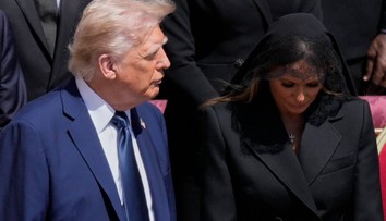 Zneváženie smútočného obradu? Trumpa kritizujú za oblek na pohrebe pápeža