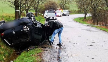 Pri Rimavskej Sobote havarovali na VW Golf bratia. Prežil len ten mladší 16-ročný