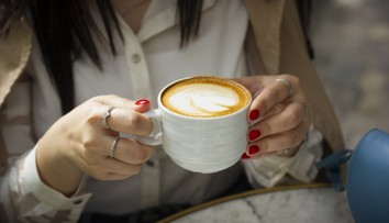 Krok za krokom od prvého dúška. Čo sa deje v našom tele, keď vypijeme šálku kávy