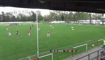 VIDEO: Strašidelný incident v nižšej slovenskej súťaži. Skúsený hráč napadol mladého rozhodcu, spôsobil mu traumu