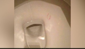 Kto pobozkal záchodovú misu? Internet si láme hlavu nad virálnou fotkou