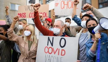 Lekári antivaxeri si zorganizovali summit. Rozniesli medzi sebou koronavírus
