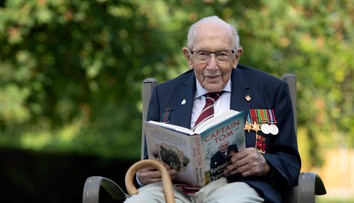 Slávny veterán Tom Moore (100), ktorý vyzbieral milióny pre zdravotníkov, má koronavírus