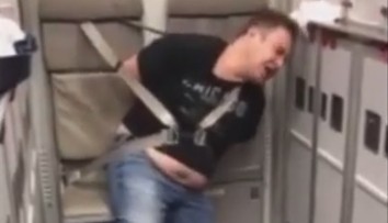 Opitý doktor chcel počas letu otvoriť dvere. Posádka ho musela pripútať o sedadlo