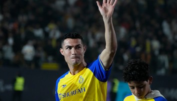 VIDEO: Ronaldo opäť po zápase zúril. Odniesol si to kameraman, po ktorom hodil pohár