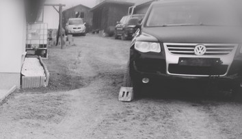 Tragédia pri Žarnovici. Auto vo dvore sa pohlo samé od seba a usmrtilo muža