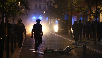 Výtržníci počas piatej noci nepokojov vo Francúzsku zaútočili na dom starostu, násilie však kleslo