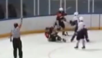 VIDEO: Šokujúci incident z Ruska. Dvojica hráčov mlátila súpera, jeden na ňom zlomil hokejku