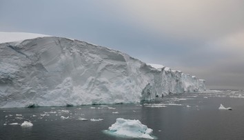 Nebezpečný ľadovec sa topí rýchlejšie, než vedci čakali. Chcú okolo neho postaviť stenu, aby nezaplavil planétu