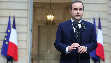 Francúzsko sa po rezignácii ďalšieho premiéra opäť ocitlo v patovej situácii. Le Penová žiada predčasné voľby